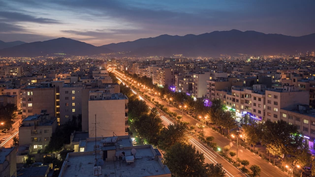 تهران در غروب، خیابان درخت‌کاری‌شده و کوه‌های البرز